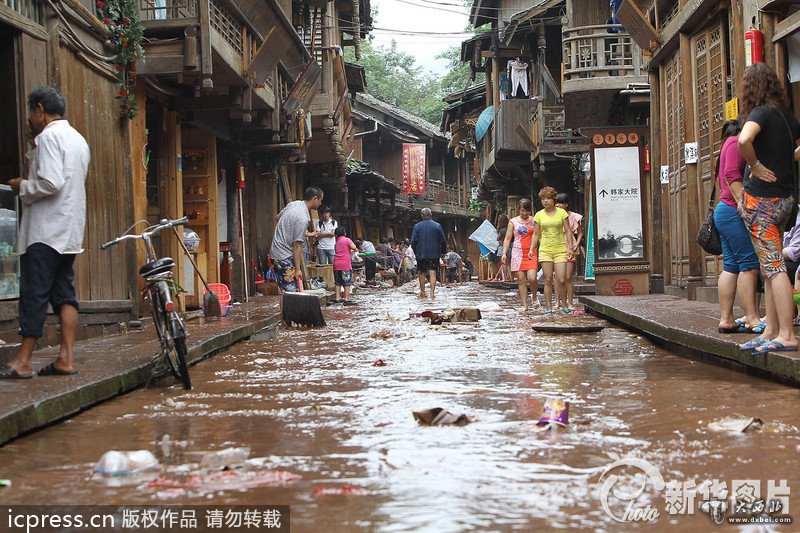 四川雅安普降大雨 上里古镇遭洪水围困损失惨重