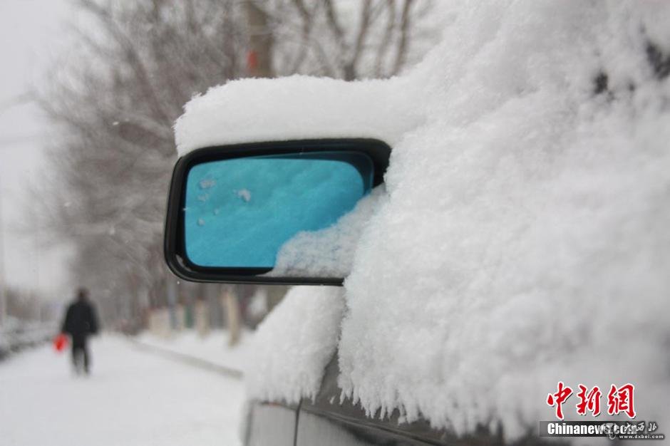 甘肃再迎大范围降雪 兰州积雪约五公分（高清组图）