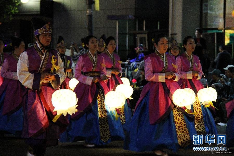 韩国燃灯节游行为“岁月”号客轮遇难者祈福  