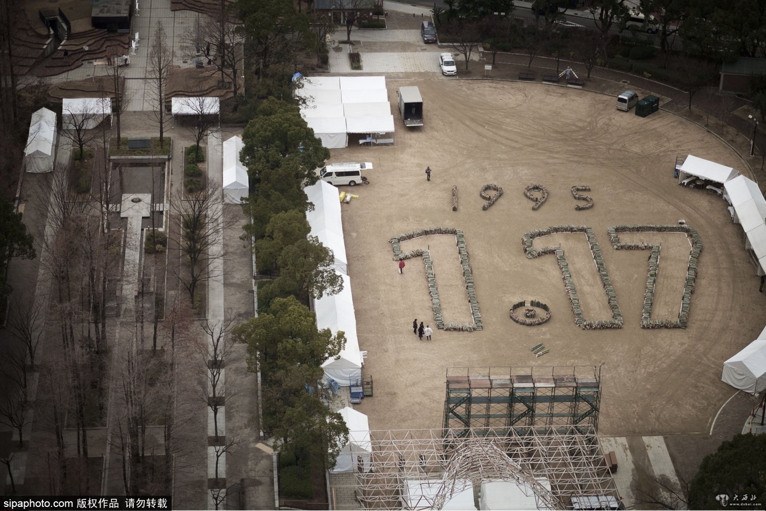 日本民众排出1.17字样为大地震纪念日做准备