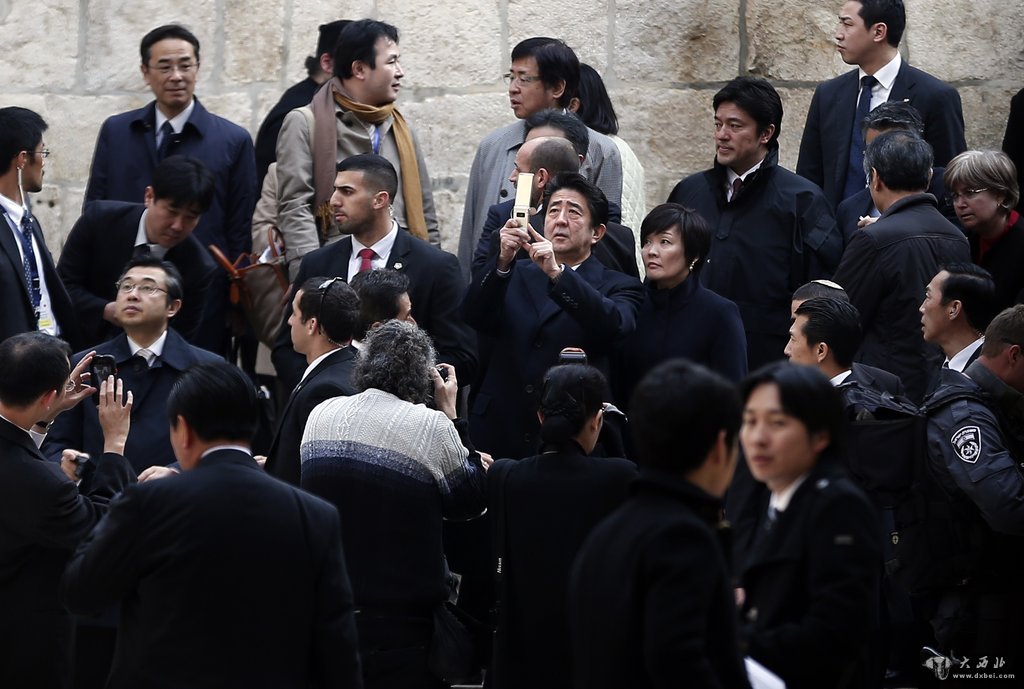 安倍参观犹太人大屠杀纪念馆 称决不能重演悲剧