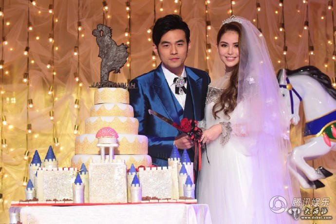 周杰伦婚礼现场曝光 昆凌再披婚纱抱爱犬走红毯