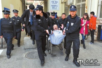 北京：男子铁链锁身赖医院病床近3年 被强执抬走