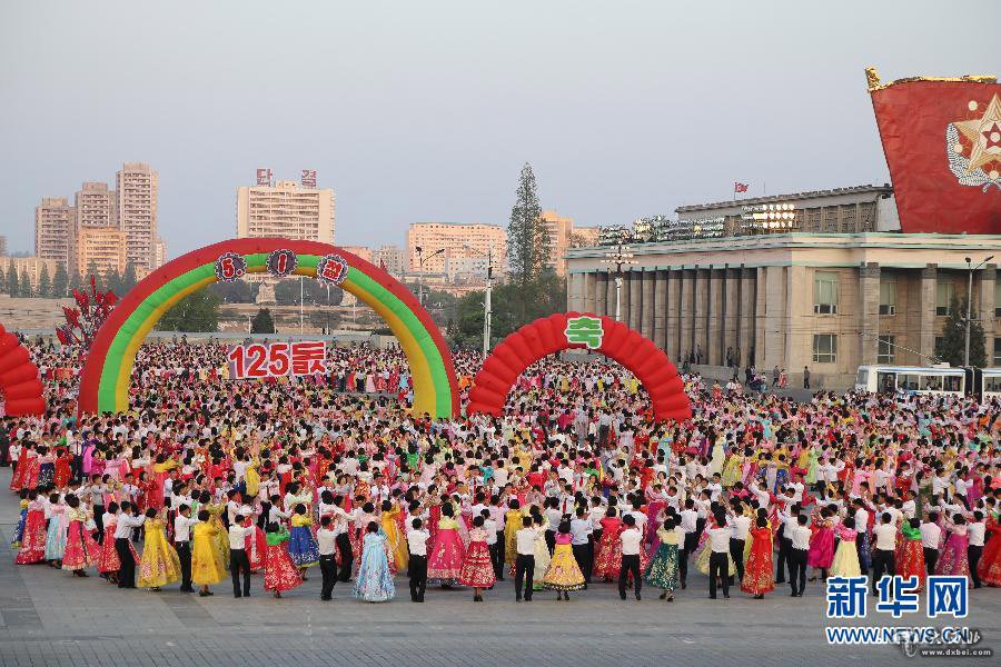 朝鲜举行互动舞会庆祝“五一”国际劳动节