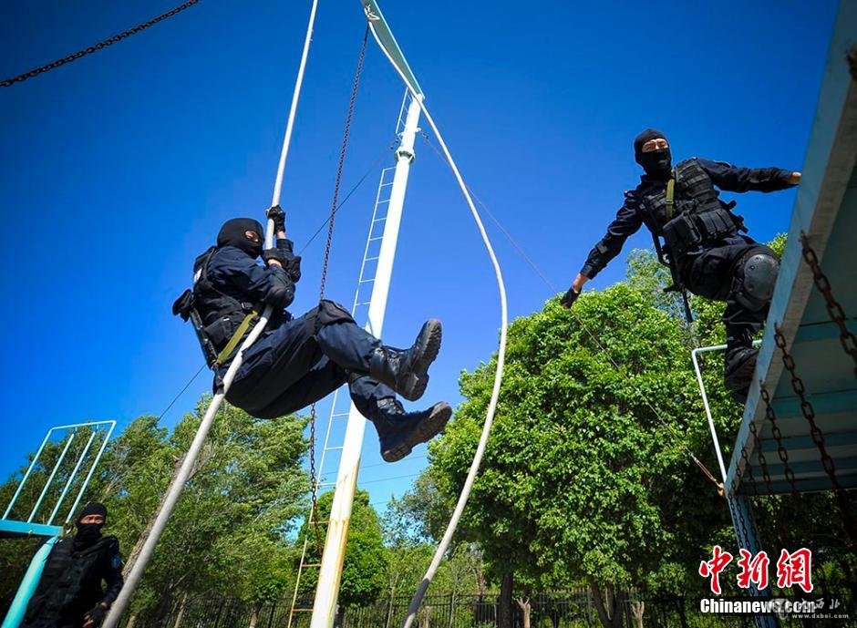 实拍乌鲁木齐特警飞虎突击队训练