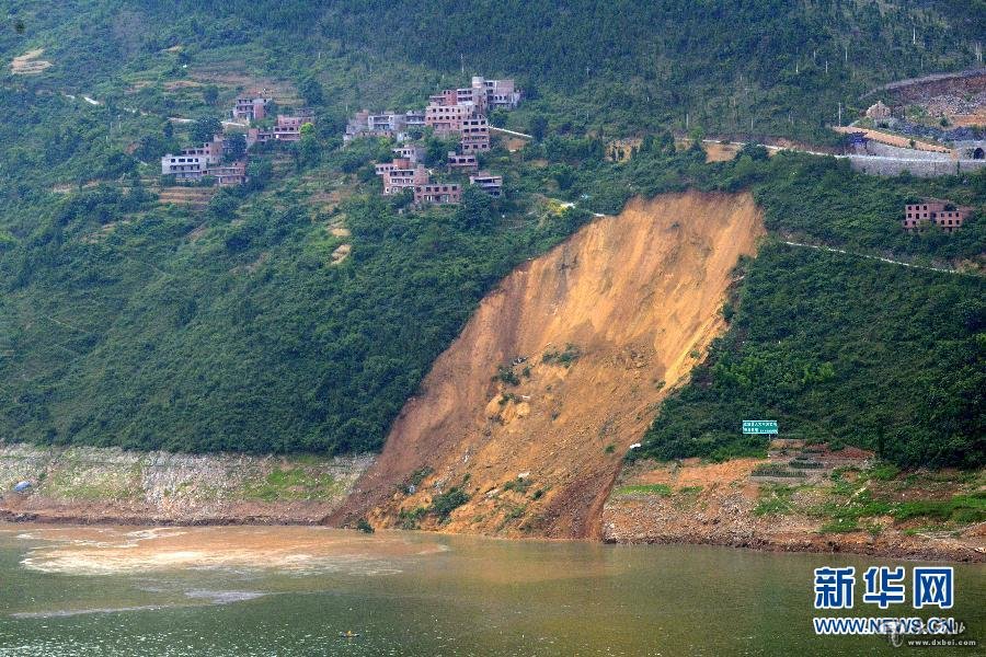 重庆巫山大宁河大面积滑坡　造成多艘船翻沉伤亡人数不详