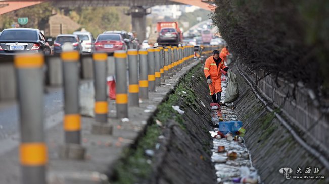 春运期间60公里高速路每天清垃圾逾20吨 拥堵路段几成“垃圾场”