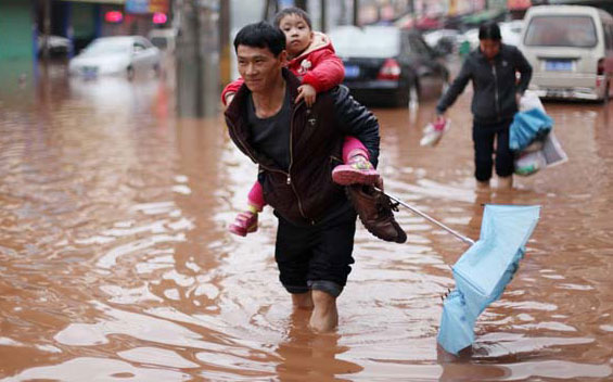 江西赣州迎强降雨部分地区出现内涝