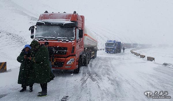 国道215线当金山路段因大雪道路结冰200多车辆被困