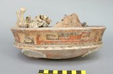 在2000年前的地下二层墓室里发现死亡女性的头骨放在一个碗状容器内，如图，这是碗状容器中盛放的女性统治者的头骨残骸。