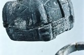 在墓陵中考古学家发现3枚带有面部图案的戒指，推测这是女性统治者死亡至少100年之后祭祀者放置的其中一件供品。公元800-900年，伴随着玛雅王朝的没落，玛雅统治者开始放弃纳库姆及其周边城市，目前考古学家仍未对当时这一变动的根源达到一致认同观点。