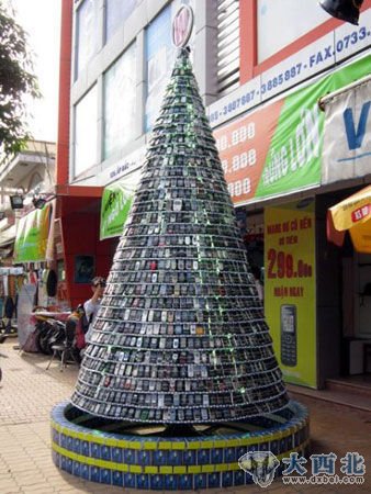 越南：2500部报废手机打造的圣诞树(图)