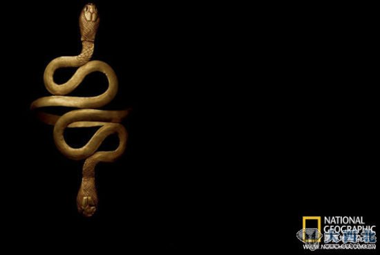 大约来自克里奥帕特拉时期的一只埃及金镯采取了双蛇盘绕的造型，象征着庇护与重生