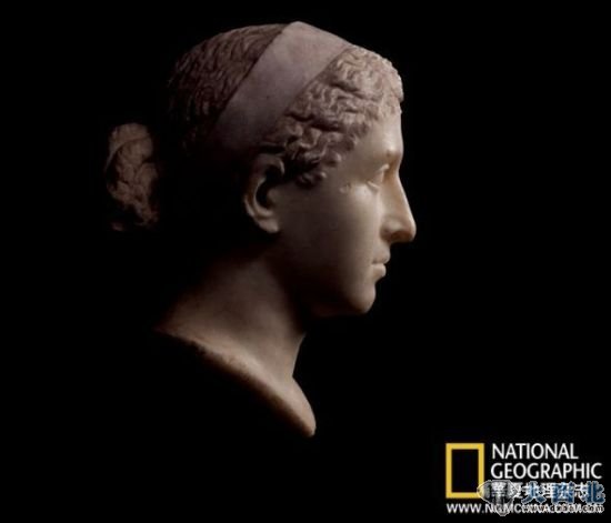 专家认为这尊大理石像(头部的发带是皇家之物)可能代表克里奥帕特拉，也许是她在罗马的时候找人塑成的。