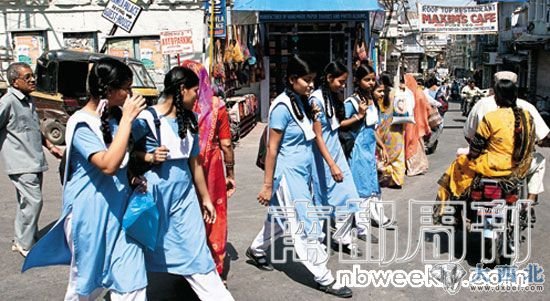 放学的女学生走在乌代浦尔的街头。