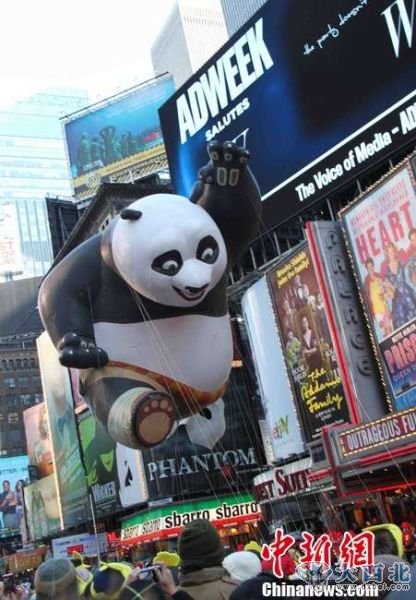 纽约感恩节大游行：功夫熊猫蓝精灵齐亮相(组图)