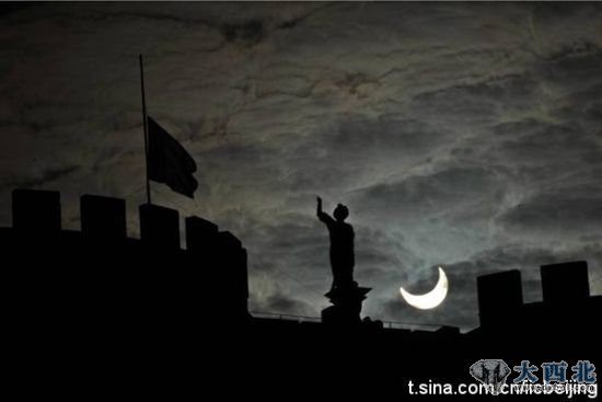 月亮半遮住太阳，1月4日拍摄于那不勒斯。图片来自安莎社