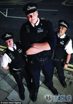 英最高警察成伦敦旅游景点 犯罪分子也拍照留念