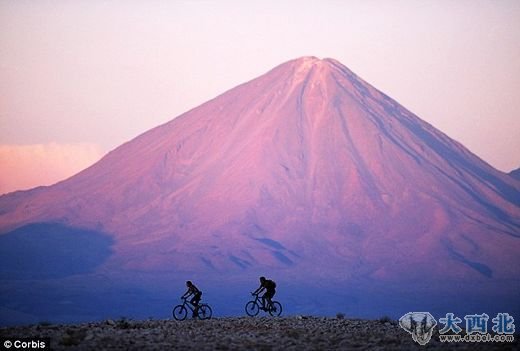 守卫着这阿塔卡玛沙漠的雷堪克博火山，位于智利和玻利维亚边缘，是众多火山中最显著的一座。