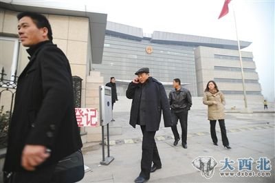20日，渔民代表从天津海事法院走出。107名渔民诉康菲损害赔偿案原告身份正在核对。资料图片 