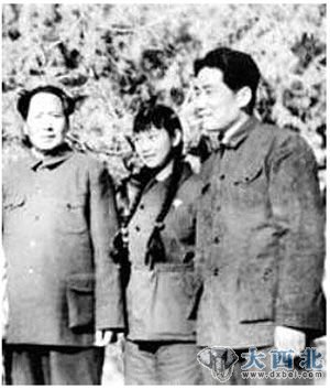 资料图：毛泽东和毛岸英、刘思齐合影