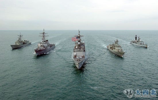 资料图：美国海军第五舰队舰艇正在与澳大利亚和英国海军舰艇联合在波斯湾巡逻。