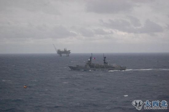 菲律宾海军派新购入的美制二手军舰进入我南海九段线内菲方石油钻进平台。