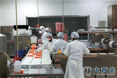 昨天，北京铁路局动车段配餐中心内，米饭装盒正在进行。本报记者王海欣摄