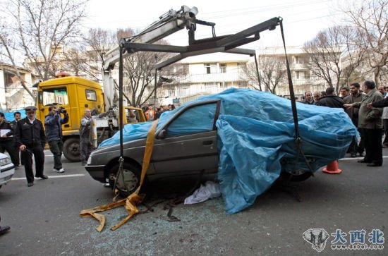1月11日，在伊朗首都德黑兰，工作人员转移核专家遭到炸弹袭击的汽车。