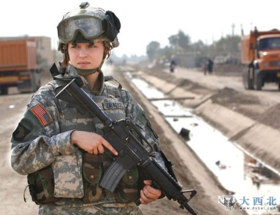 资料图：在伊拉克执行任务的美国女兵身着作战服