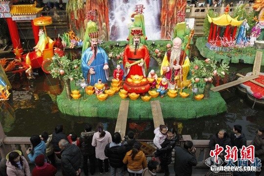 春节期间，正在上海豫园举行的新春民俗艺术灯会作为上海的传统民俗活动吸引了众多游客前来品尝“年味”。中新社记者 汤彦俊 摄