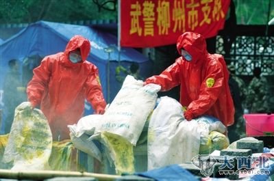 29日，广西柳州市柳城县糯米滩水力发电厂，武警战士将袋装聚合氯化铝投入水池并引入江中稀释污染水体。新华社发