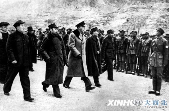 1946年，周恩来在延安陪同马歇尔上将检阅解放军。