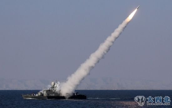 资料图：伊朗海军导弹艇发射新型防空导弹。