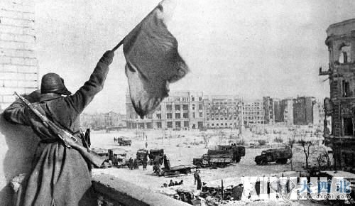 1943年1月31日，德军在斯大林格勒开始向苏联红军投降，到2月2日，共有9万名德国官兵在斯大林格勒宣布投降，在第二次世界大战中起转折作用的斯大林格勒战役取得最终胜利。这是苏联红军战士在斯大林格勒战役胜利时挥舞红旗的资料照片。新华社发 