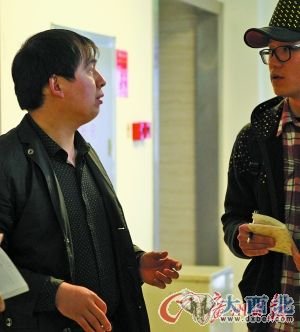 李先生的弟弟在南方医院接受记者采访。