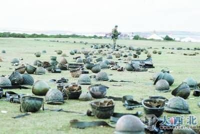 1982年5月21日，马岛战争中，投降的阿根廷军队抛弃的钢盔。