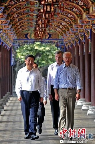 2011年8月21日下午，中国国家副主席习近平与美国副总统约瑟夫·拜登一起来到有“世界水利文化鼻祖”之称的都江堰水利枢纽参观。图为 习近平与拜登漫步都江堰南桥。中新社发 刘忠俊 摄 