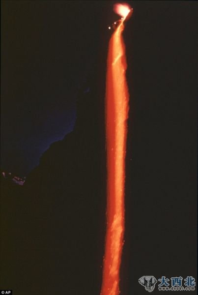 黄昏时分，马尾瀑布化身为绚烂的“火瀑布”。1973年，已故著名摄影师加伦-罗威尔首次拍到“火瀑布”的彩色照片