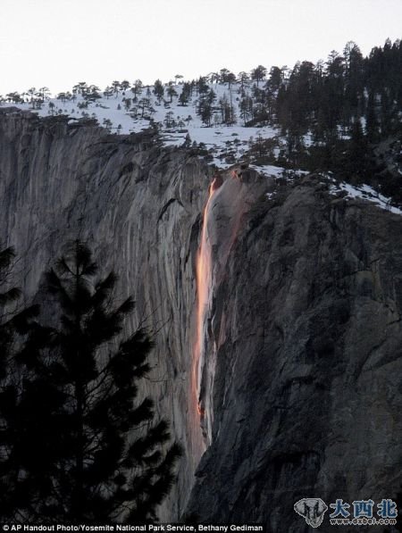 2月中旬的美国加利福尼亚州约塞米蒂国家公园，冰川点悬崖出现壮观的“火瀑布”，好似炙热的熔岩。“火瀑布”指的就是马尾瀑布，原本名不见经传，在大自然这个魔术师的打造下，变成罕见的视觉奇观