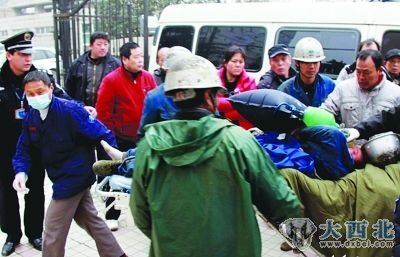 抢救出来的工人，被紧急送往医院救治。  任国勇 范晓林 摄