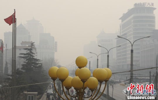 2月28日，北京街头建筑物笼罩在雾霾中。当日，北京出现雾霾天气，部分地区空气质量为轻度污染。中新社记者 张浩 摄