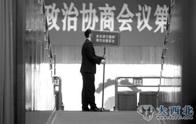 昨日，全国政协十一届五次会议开幕，工作人员在人民大会堂布置会场。本报记者 薛珺 摄