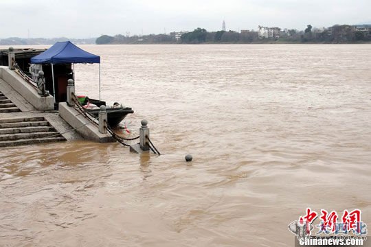 3月9日，在江西赣州，洪水淹没的码头。黎明 摄