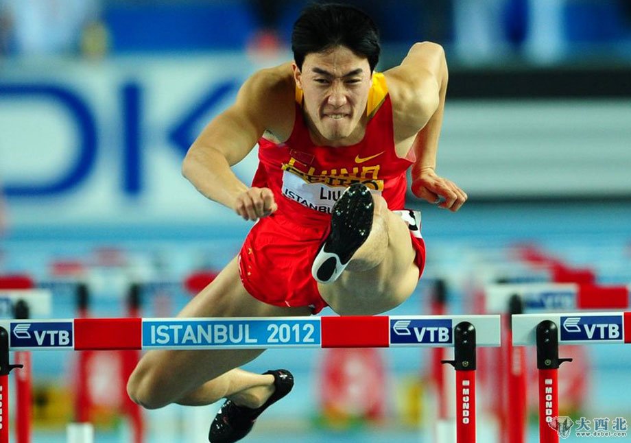 当地时间2012年3月11日，2012世界田径室内锦标赛男子60米栏决赛，刘翔屈居亚军。图为飞人跨栏中。