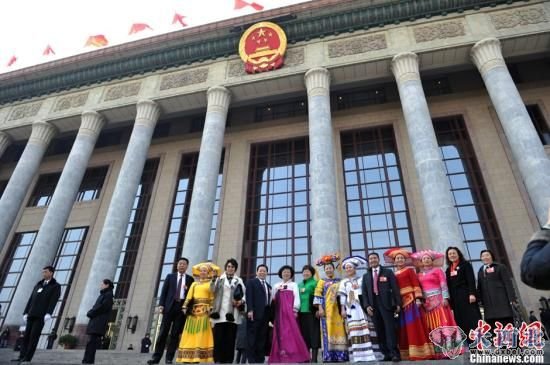    3月9日下午，十一届全国人大五次会议第三次全体会议在北京人民大会堂开幕，图为大会开幕前少数民族代表步入会场。中新网记者 金硕 摄  