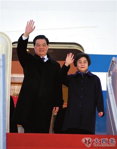 　　昨天，胡锦涛和夫人刘永清抵达首尔城南机场。新华社发