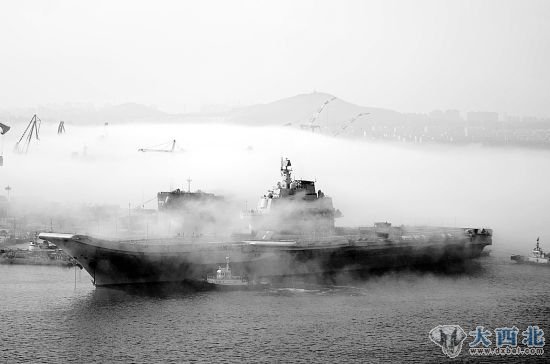 第五次海试结束，航母在大雾中归来。图/倔强的中国人约图/记者郭媛丹
