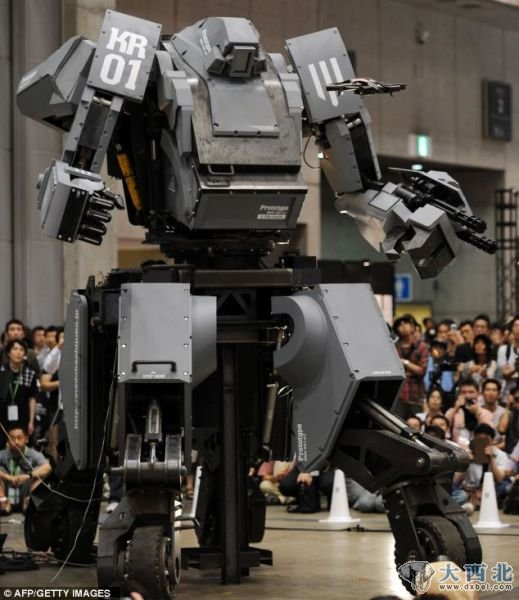 日本水道桥重工公司研制的超级机器人Kuratas，高13英尺(约合4米)，重4吨，售价90万英镑(约合14万美元)
