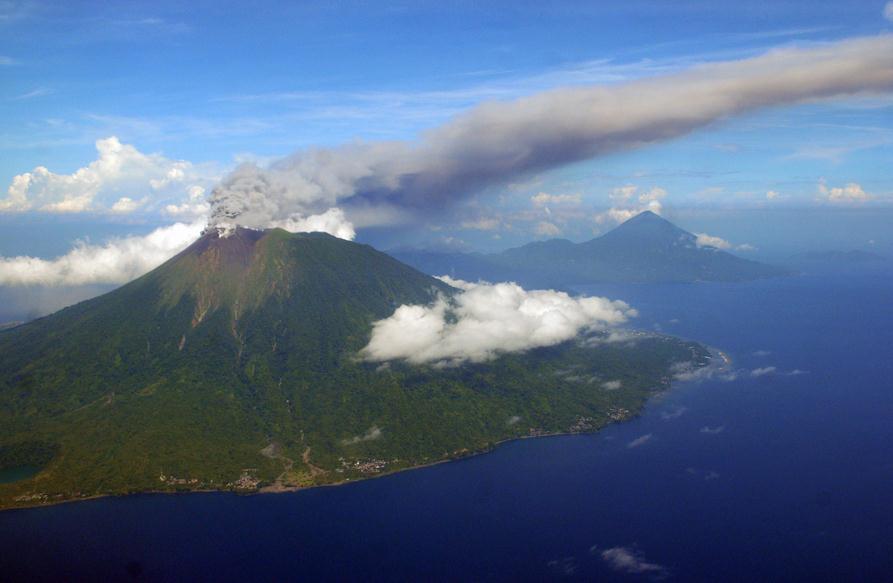 9月16日，印度尼西亚东部干那低岛上的加马拉马火山喷发出大量火山灰。 AP Photo